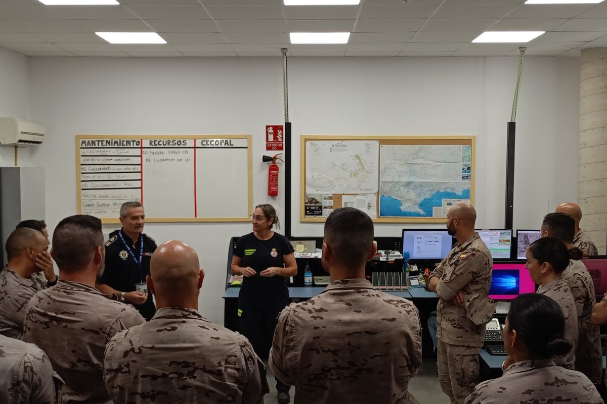 Visita de alumnos de la Escuela de Infantería de Marina al Parque de Seguridad