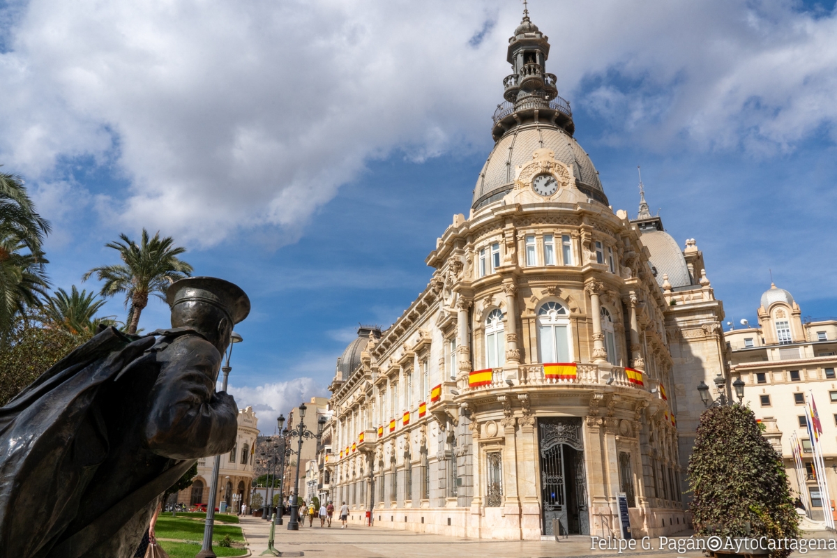 Palacio Consistorial con banderas de Espa�a