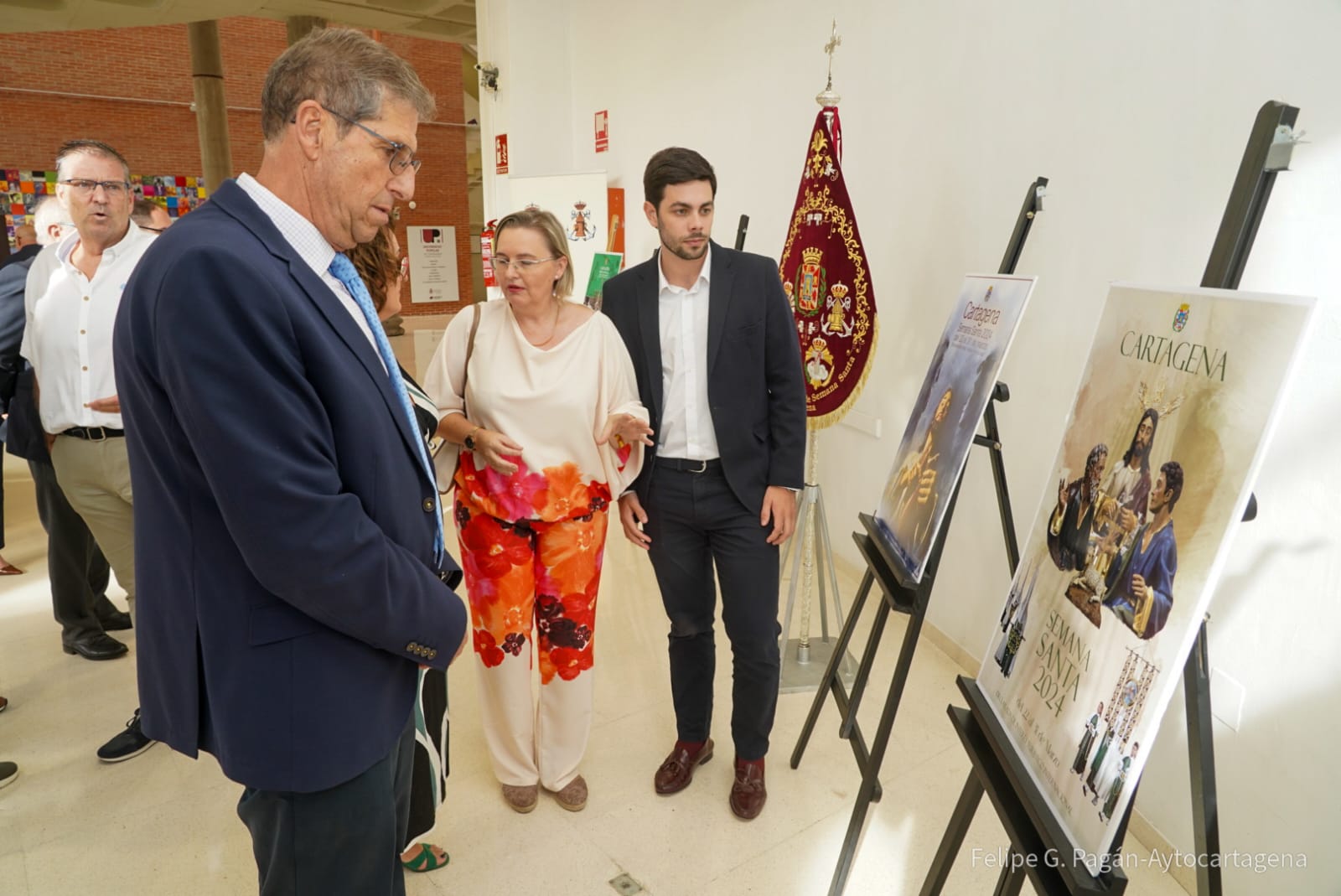 Reunin del jurado para deliberar sobre el concurso del cartel de Semana Santa de Cartagena en el Luzzy