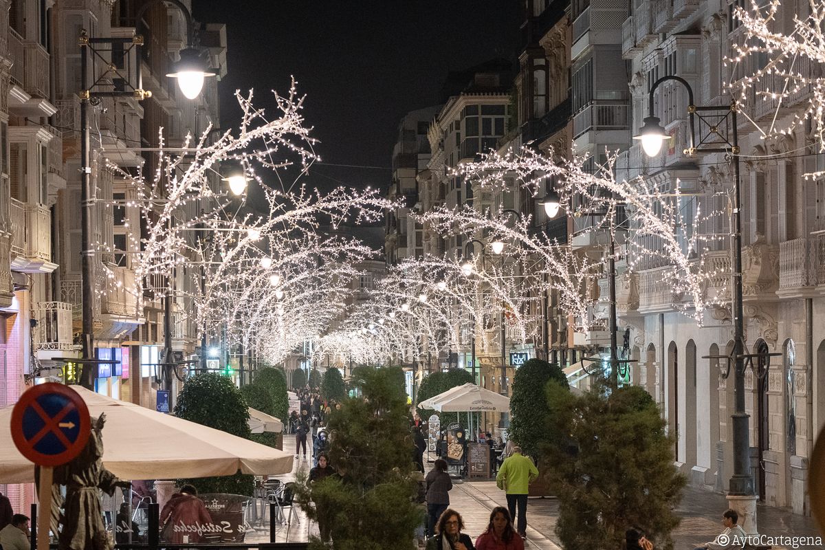 Luces de Navidad en la calle del Carmen de Cartagena.