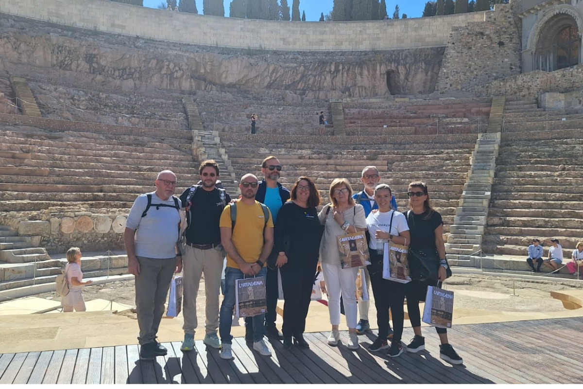 Touroperadores de turismo religioso visitan el Teatro Romano de Cartagena.