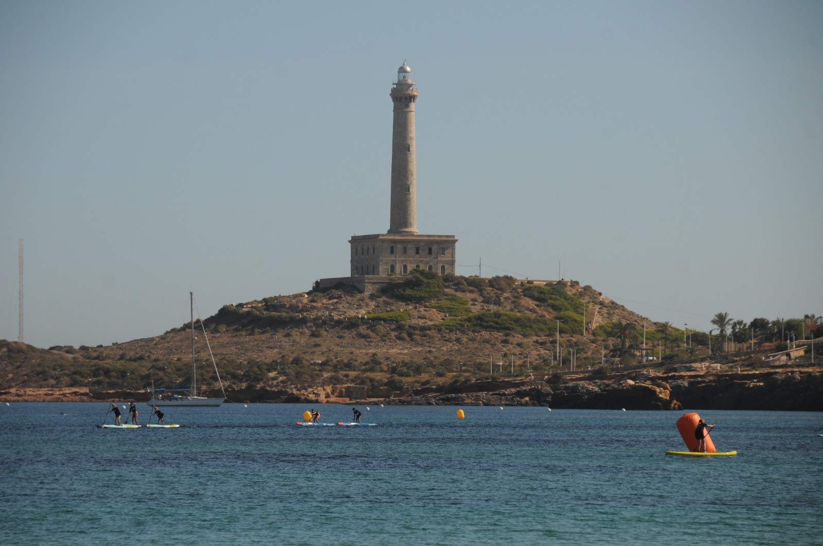 Imagen de archivo. Padel surf junto al faro de Cabo de Palos en el evento SUP Challenge.