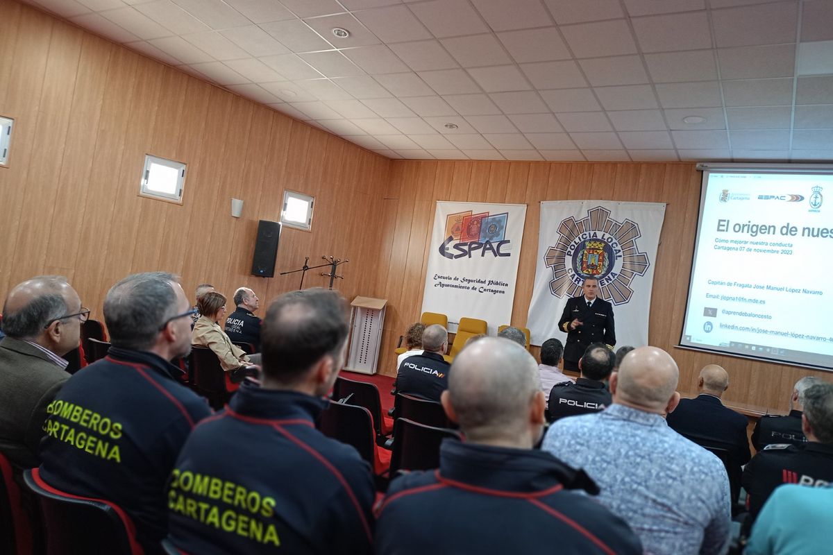 Conferencia en la ESPAC a cargo del capitán de Fragata José Manuel López Navarro
