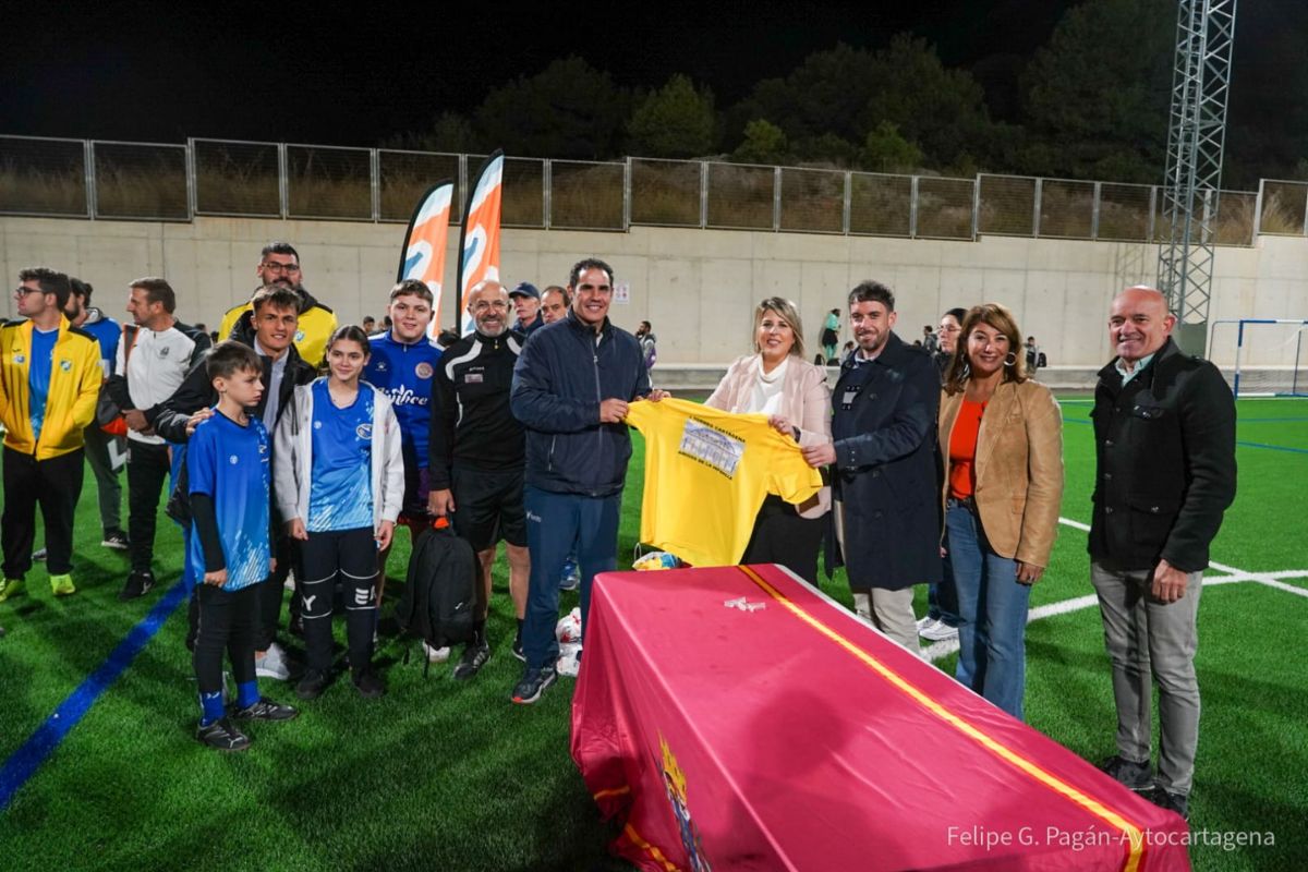 Inauguracin campo de ftbol de csped artificial en barriada Villalba. 