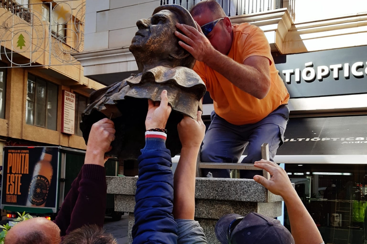 Busto Vicente Ros.