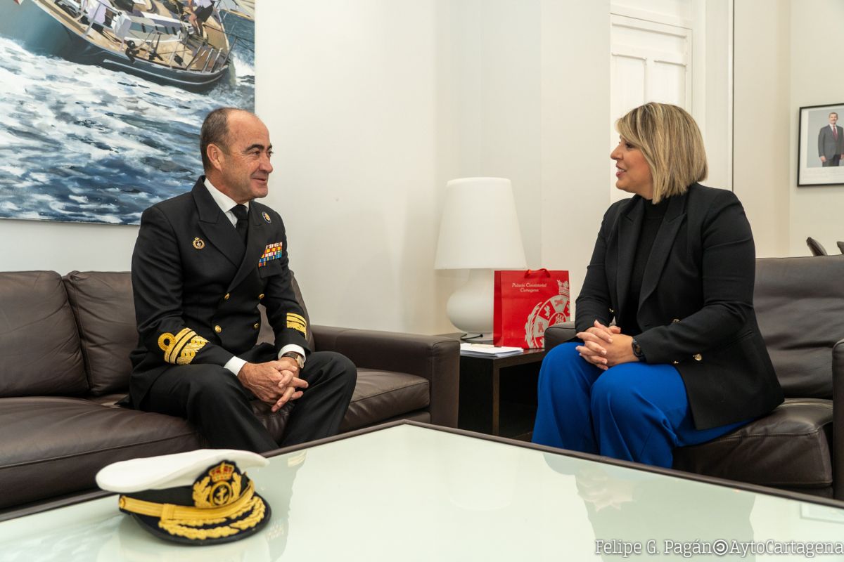 La alcaldesa se despide del Almirante de Acción Marítima, que deja Cartagena por el Mando de Operaciones del Estado Mayor de la Defensa