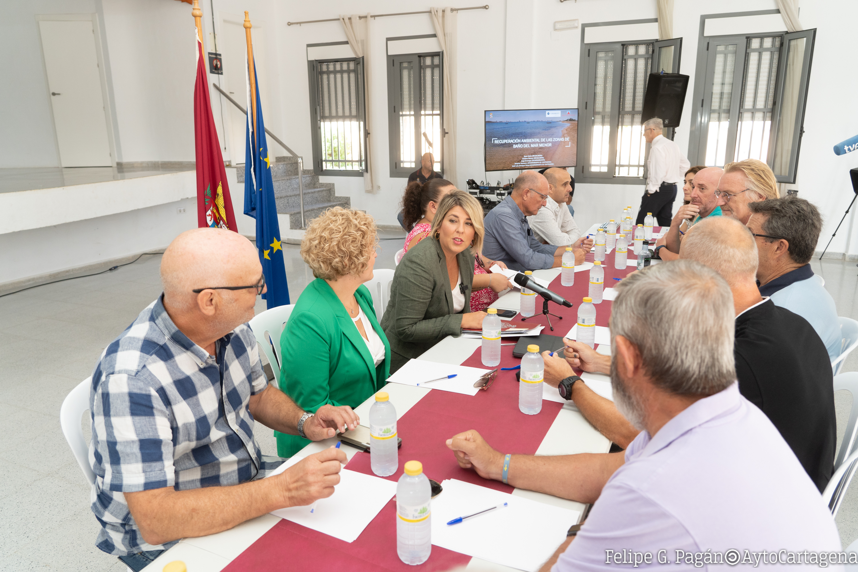 Foto de archivo de la presentacin del proyecto de eliminacin de lodos del Mar Menor a los vecinos