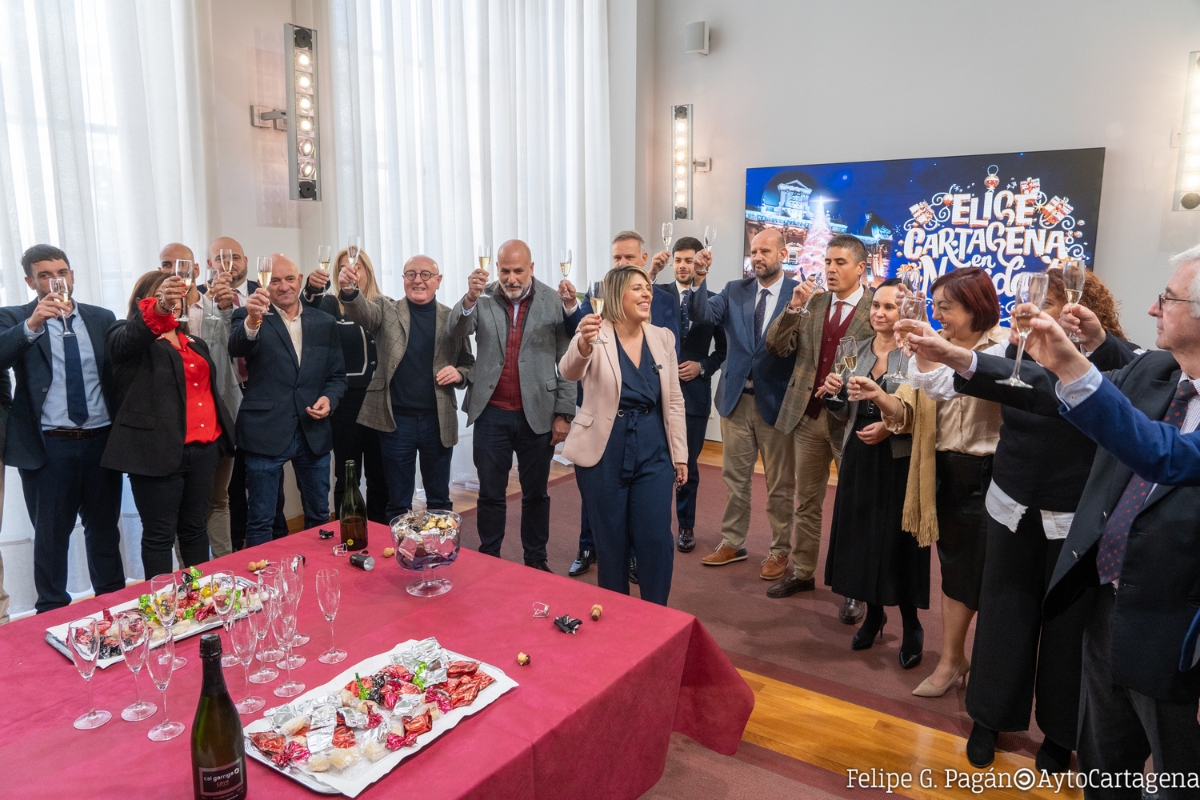 Brindis navideo de la Corporacin Municipal del Ayuntamiento de Cartagena tras el ltimo pleno de 2023.