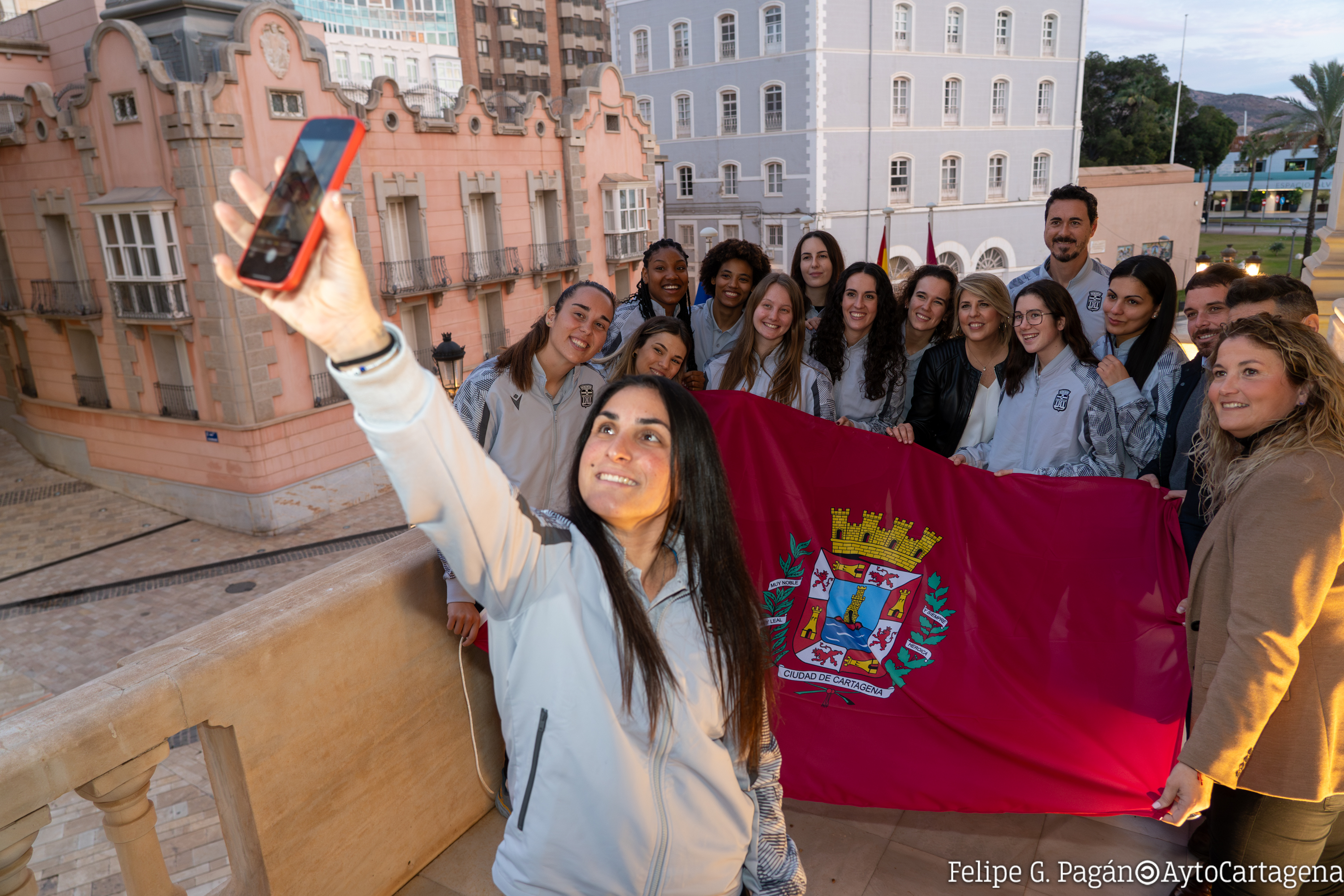 La alcaldesa recibe a las jugadoras del Algar Surmenor antes que disputen la Copa Princesa