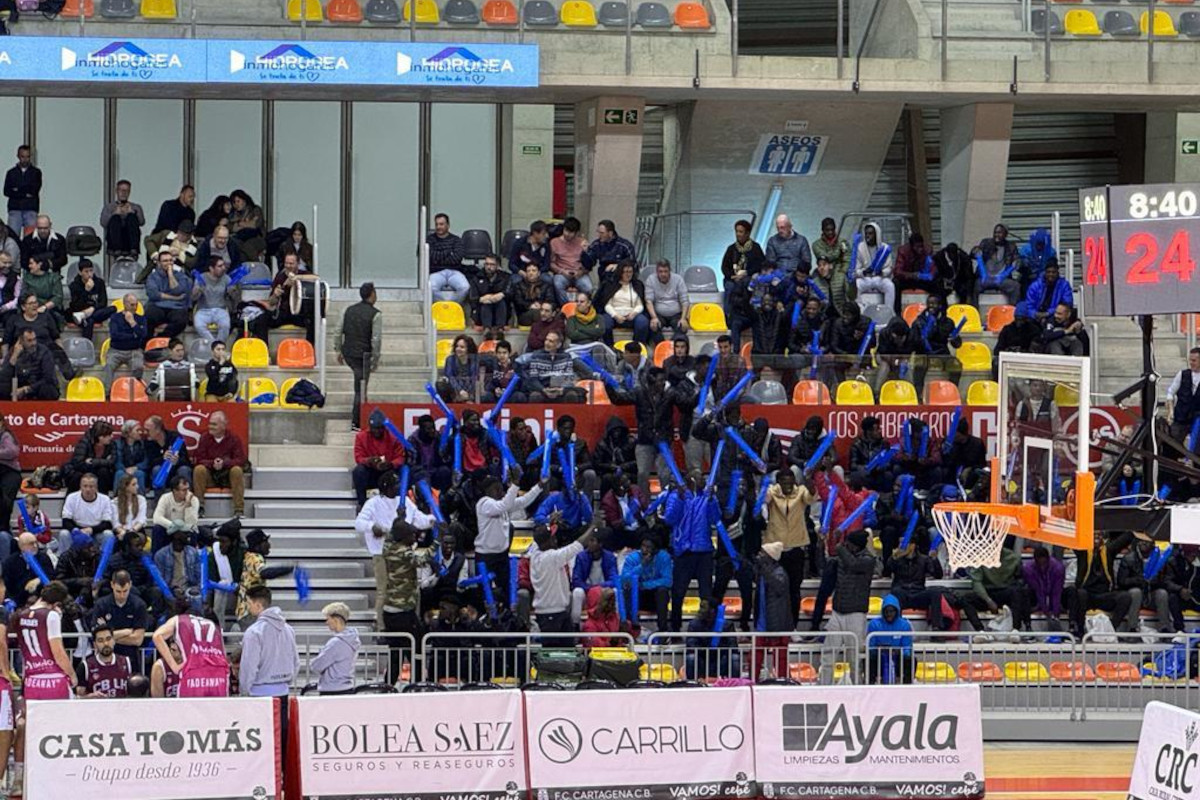 Colectivos sociales de inmigrantes en el Palacio de Deportes animando en uno de los partidos del ODILO CB