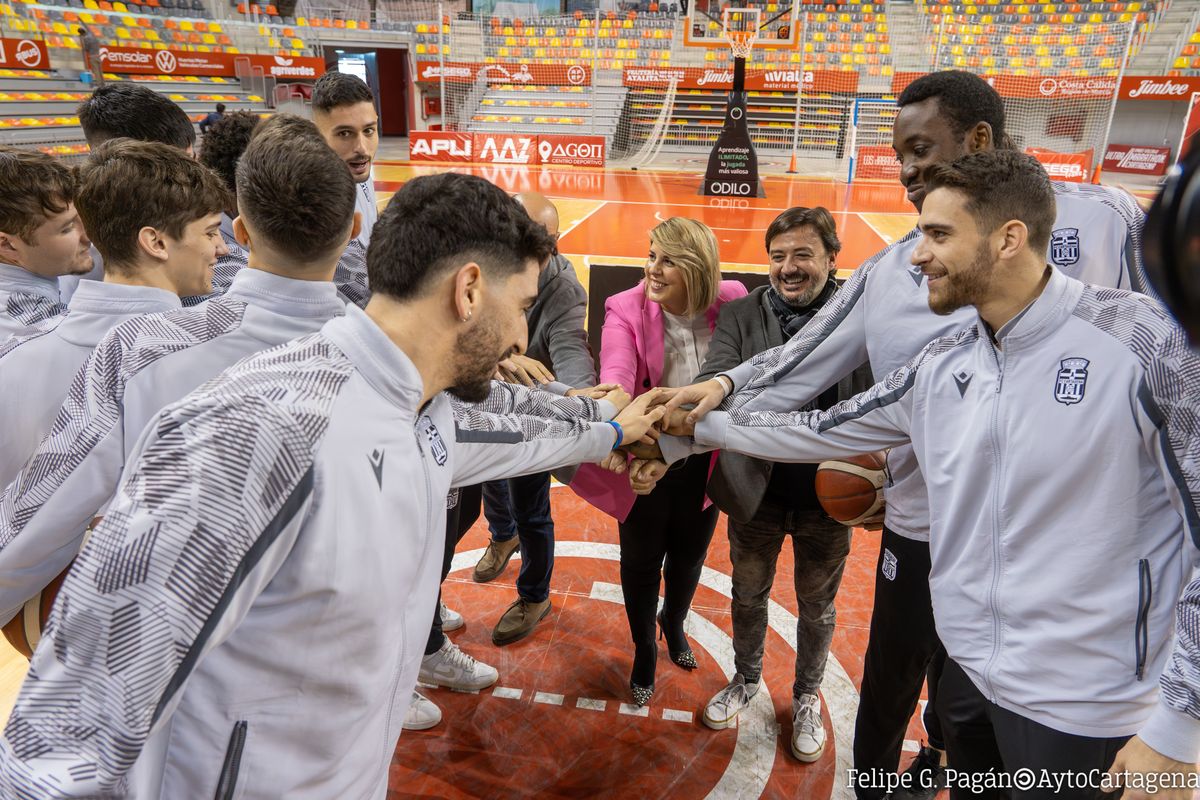 Visita de la alcaldesa a los jugadores del Ceb antes de la Final de Copa de la Liga LEB Plata que se disputa en Zamora