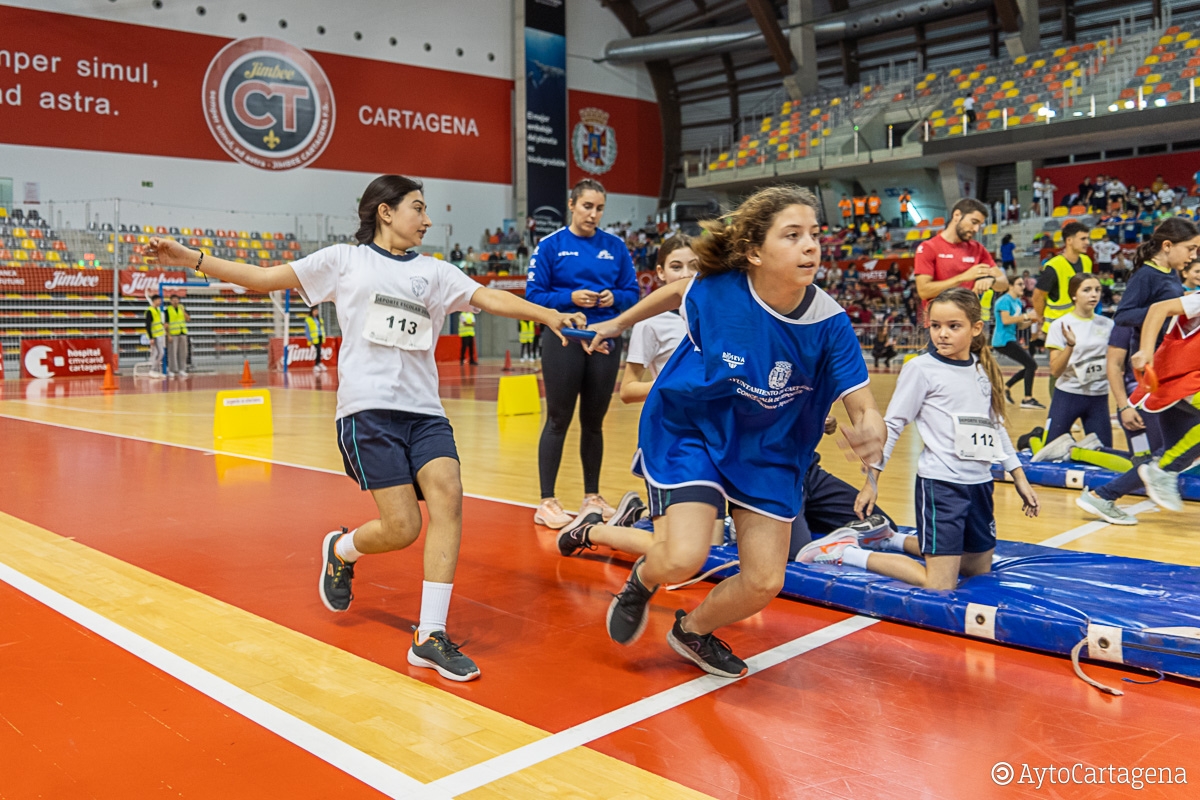 Escolares jugando al atletismo en el Palacio de Deportes de Cartagena.