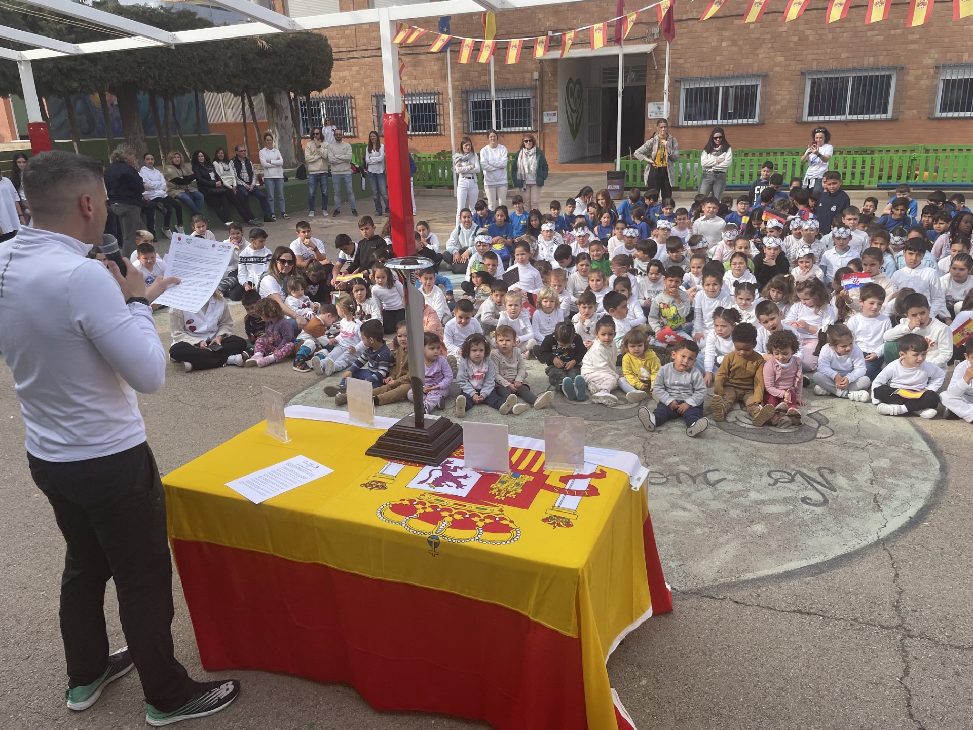 Cartagena enciende el espritu olmpico llevando la antorcha de Barcelona 92 a colegios e institutos