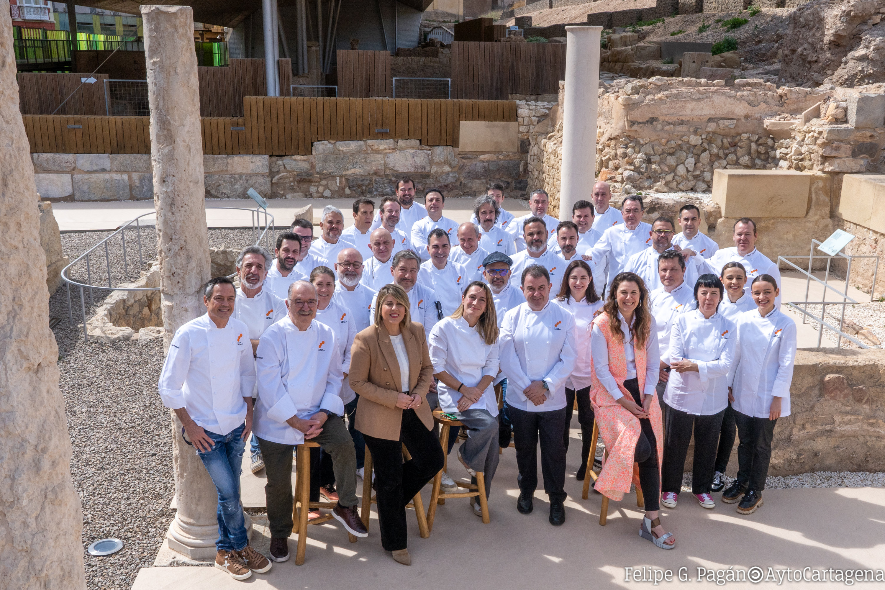 La alcaldesa de Cartagena con los cocineros Tres Soles Repsol este lunes en el Foro Romano