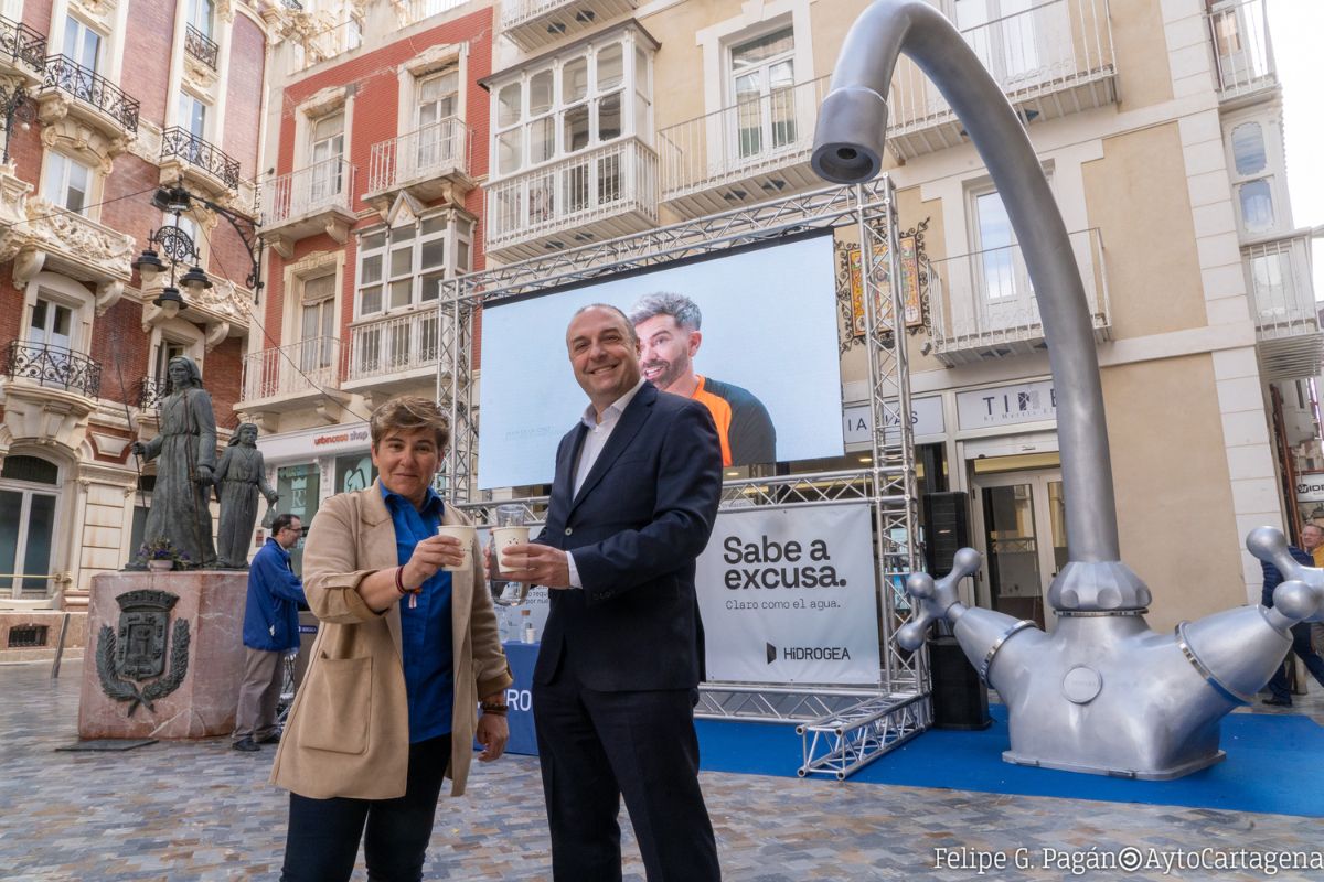Beln Romero, concejala de Comercio y Consumo y Andrs Martnez, gerente de Hidrogea, en una de las colaboraciones del Ayuntamiento e Hidrogea