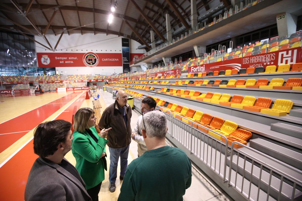 La alcaldesa, Noelia Arroyo, comprobando la instalacin de nuevos asientos en el Palacio de Deportes