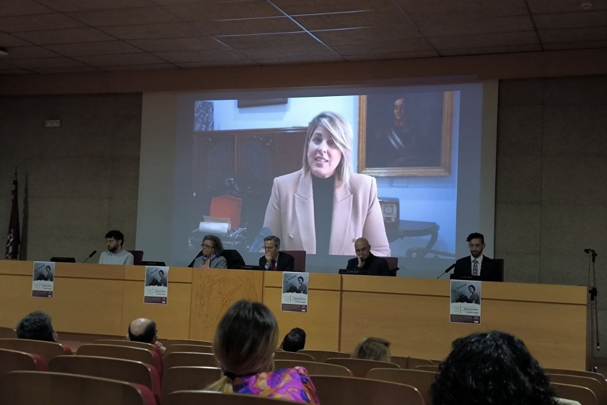 Momento en que la alcaldesa ha dado por videoconferencia la bienvenida a los asistentes al congreso de Carmen Conde