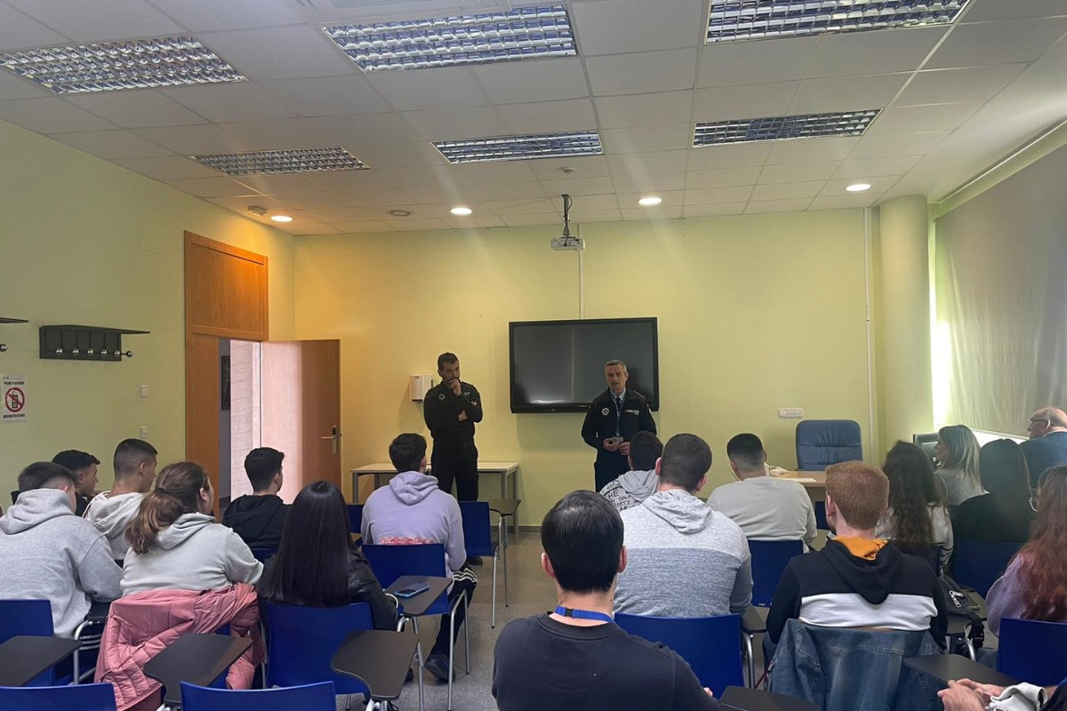 Visita de los alumnos de ISEN al Parque de Seguridad