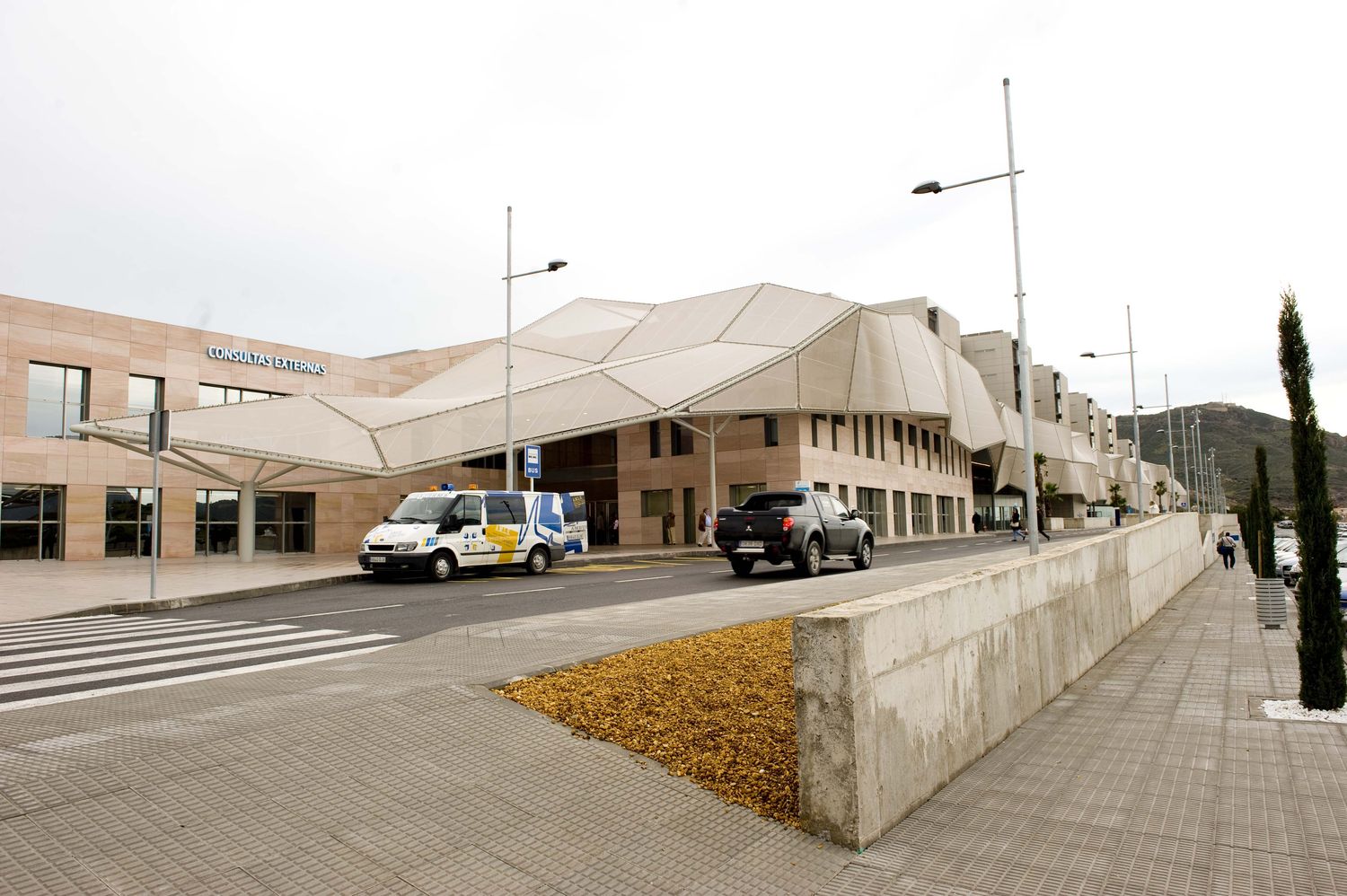 Autobuses en el nuevo hospital Santa Luca