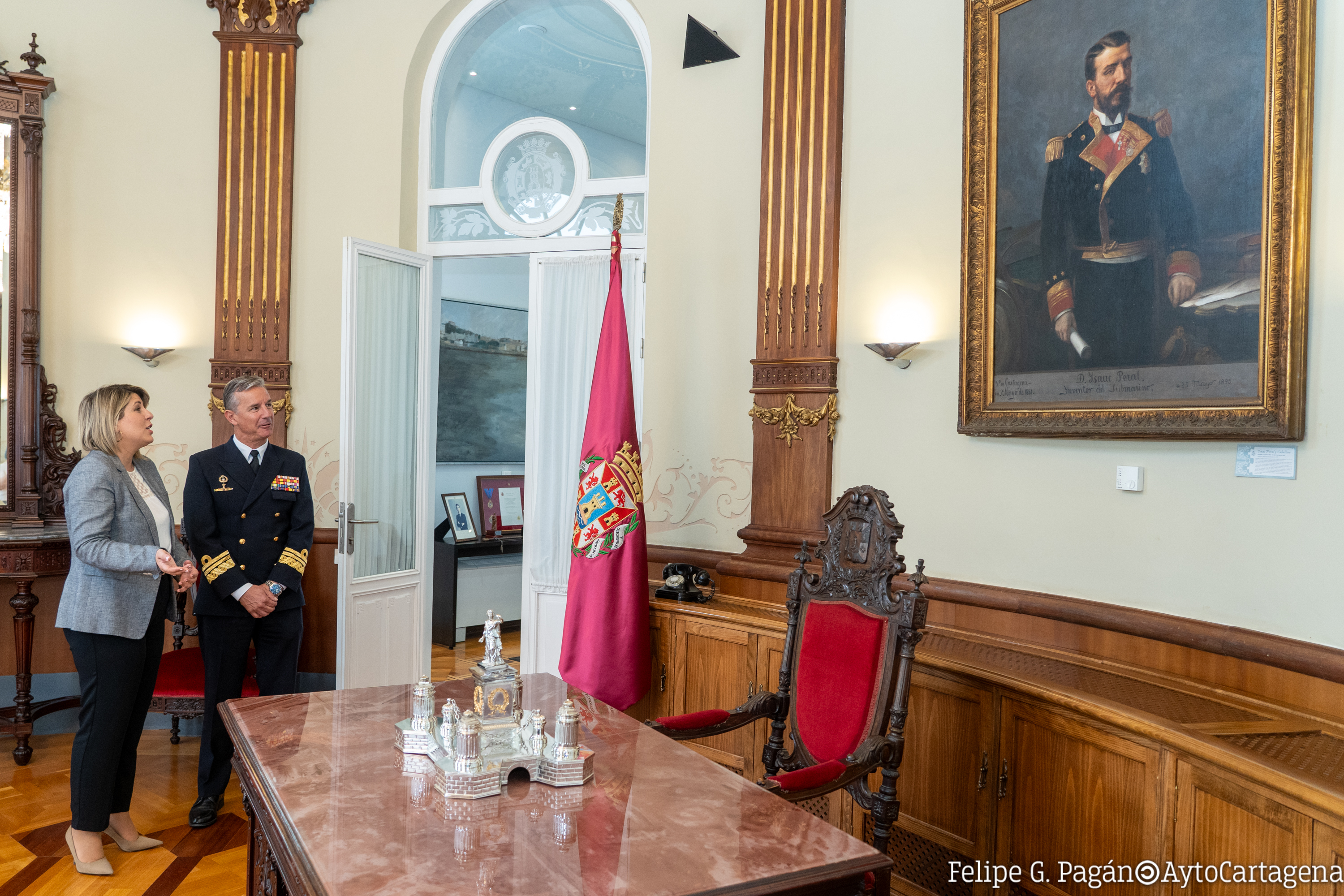 La alcaldesa de Cartagena, Noelia Arroyo, y el vicealmirante Alejandro Cuerda, nuevo Almirante Jefe del Arsenal
