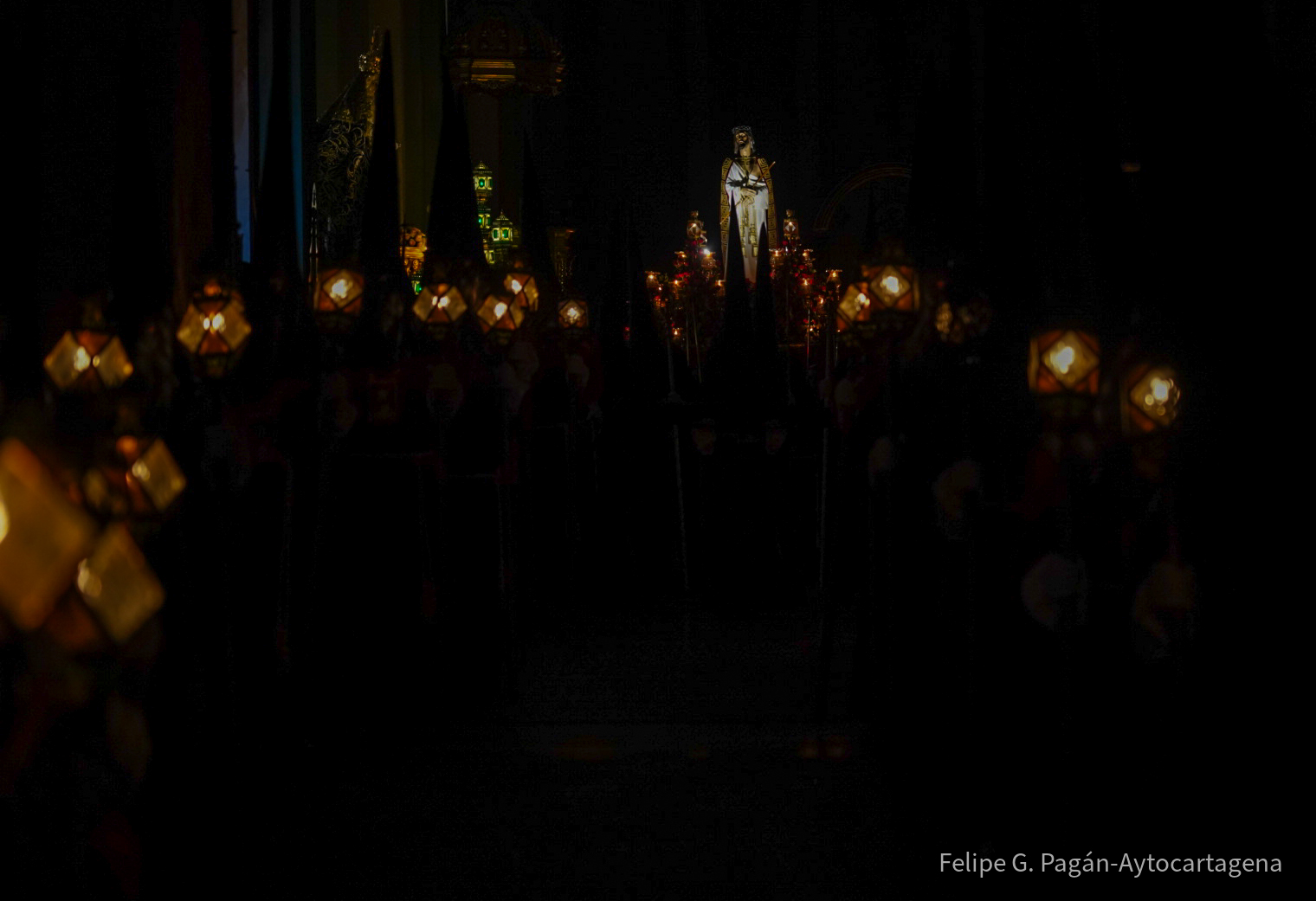 Procesin del Silencio que la Cofrada California saca en Jueves Santo por Cartagena, Semana Santa 2024.