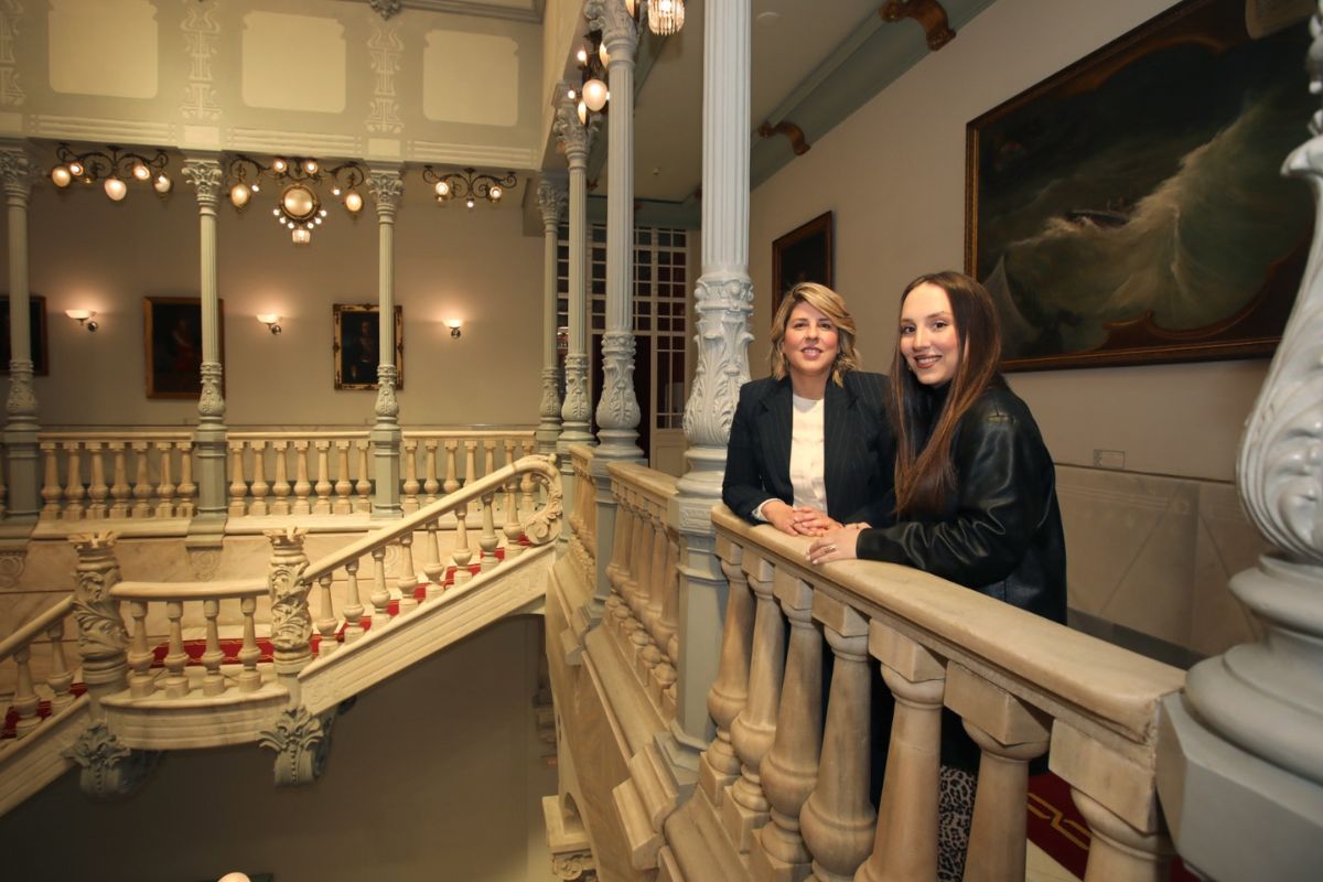 Visita al Palacio Consistorial de la bailaora Almudena Roca