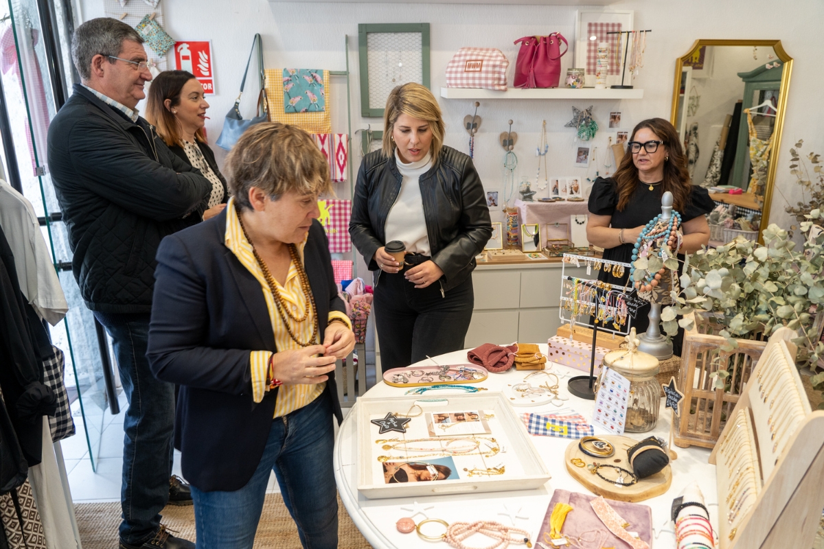 La alcaldesa y la edil de Comercio durante una visita a negocios de Cartagena.