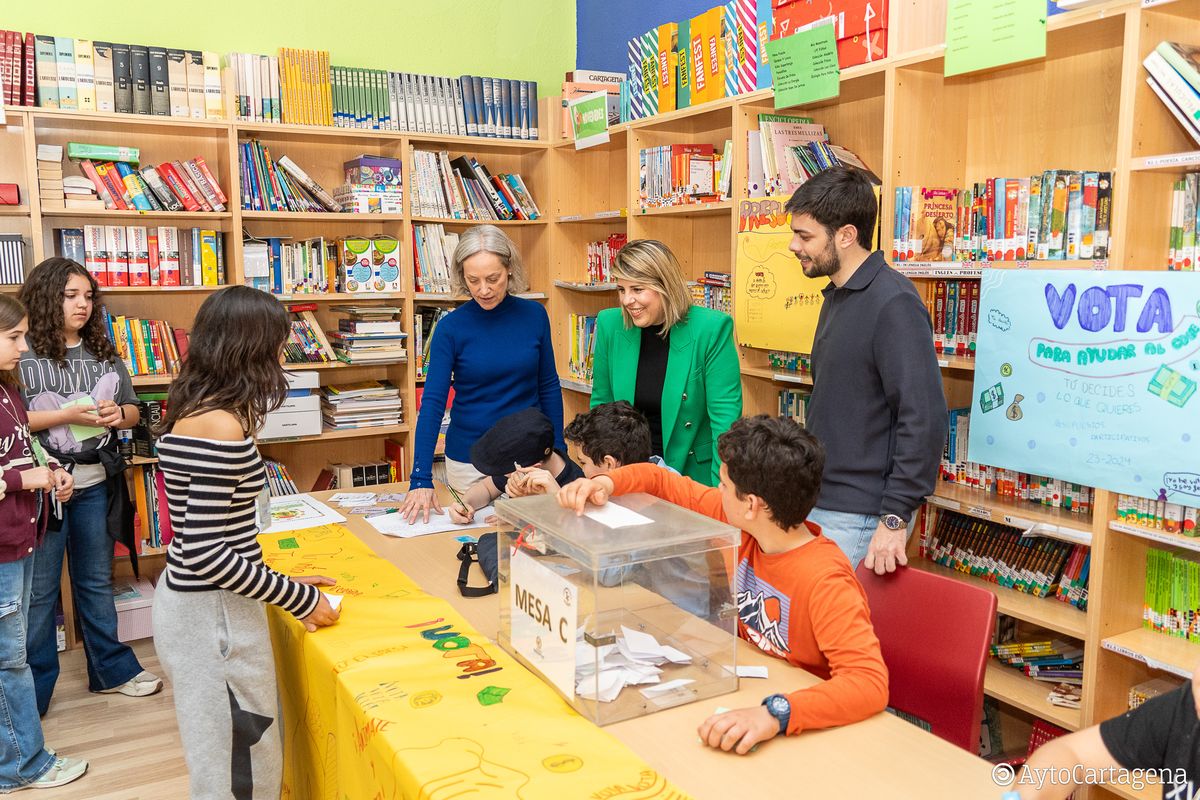 Visita de la alcaldesa a centros educativos por el inicio de las votaciones de los Presupuestos Participativos