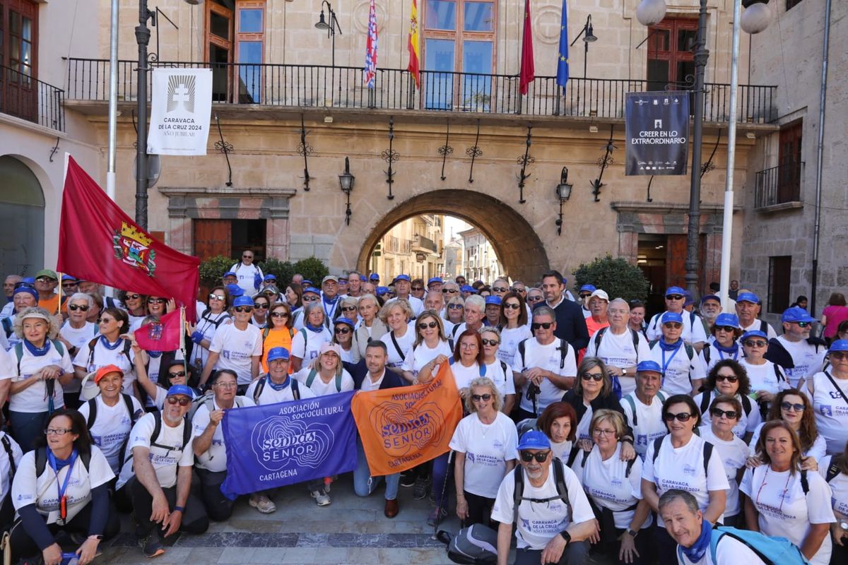 La alcaldesa con los mayores de Senda Senior en la peregrinacin desde Cehegn a Caravaca