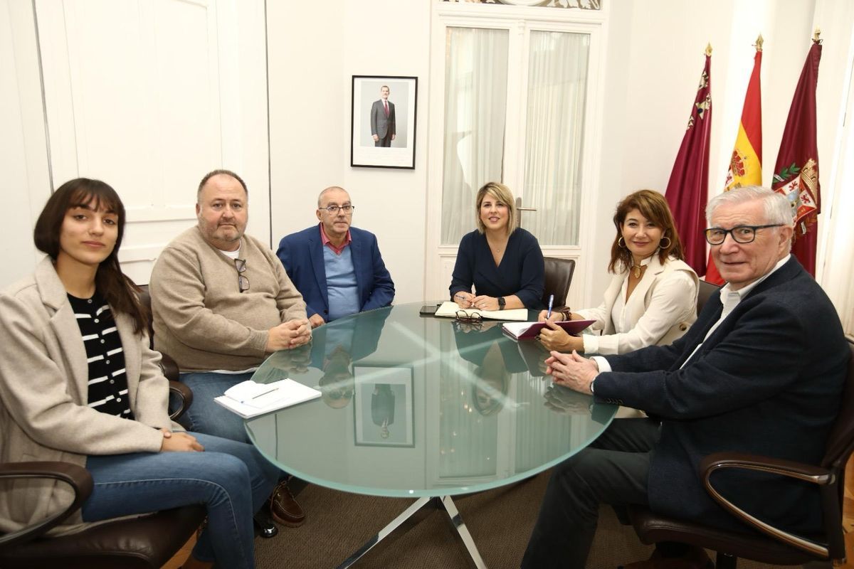 La alcaldesa, Noelia Arroyo, con el nuevo presidente de la Asociacin del Parkinson de Cartagena