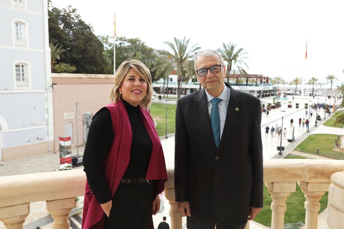 La alcaldesa, Noelia Arroyo, con Joaqun Barber