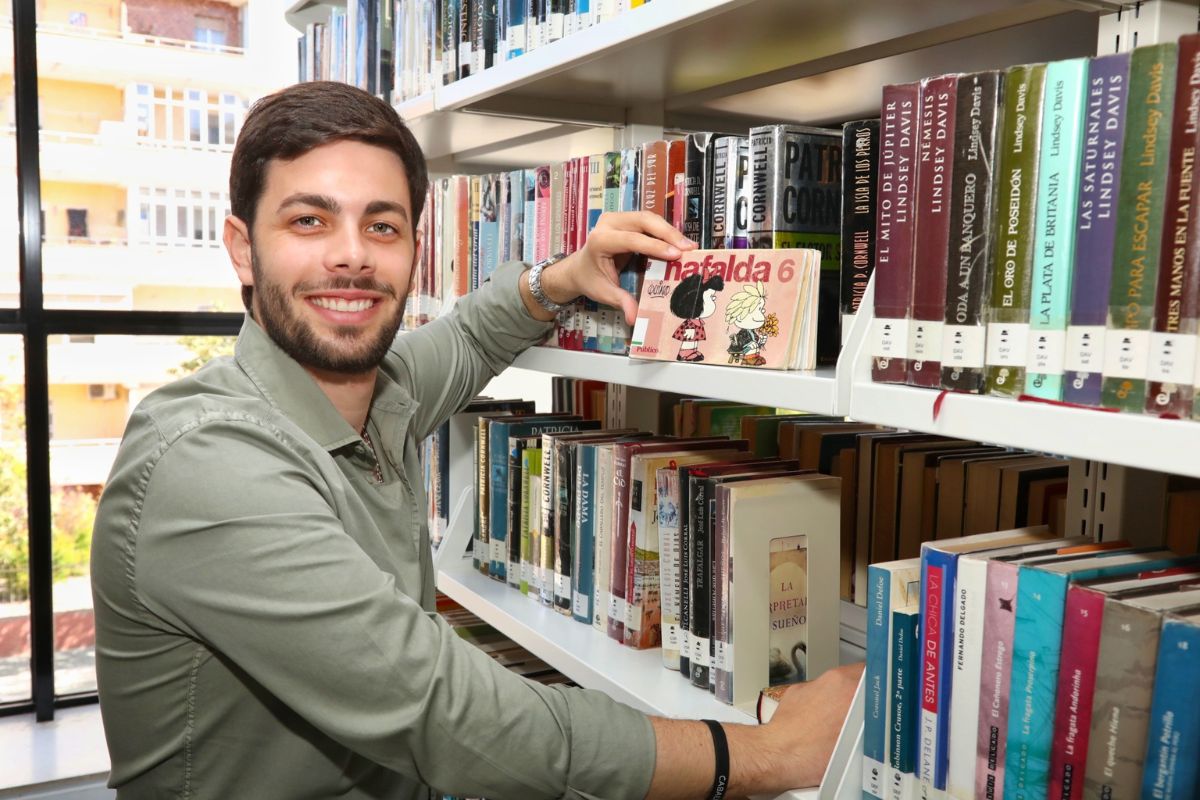 El concejal delegado de Cultura, Nacho Judenes, en la biblioteca Josefina Soria con un libro de Mafalda