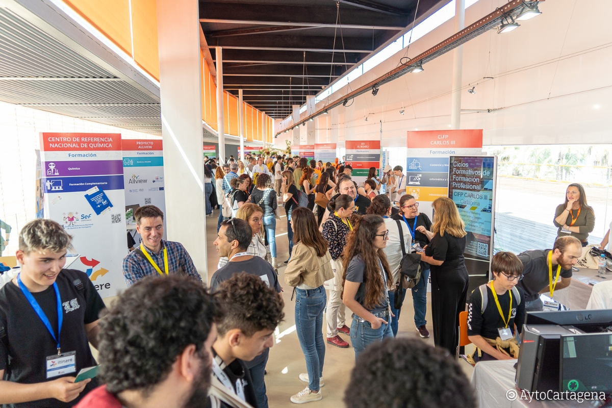 Itinere, feria empleo y orientacin juvenil de Cartagena celebrada en El Batel.