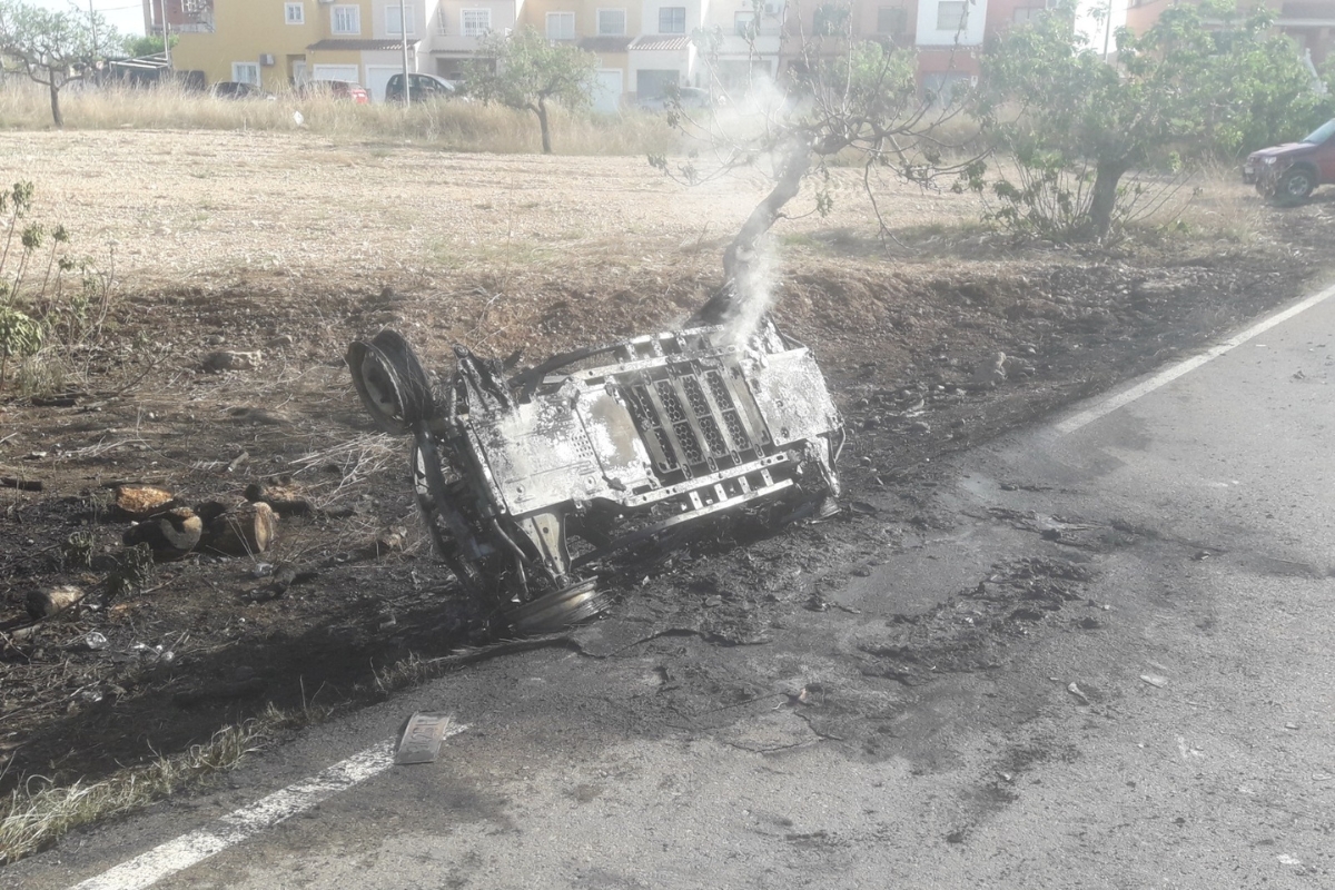 Bomberos de Cartagena extinguen el incendio de un coche eléctrico en Molinos Marfagones