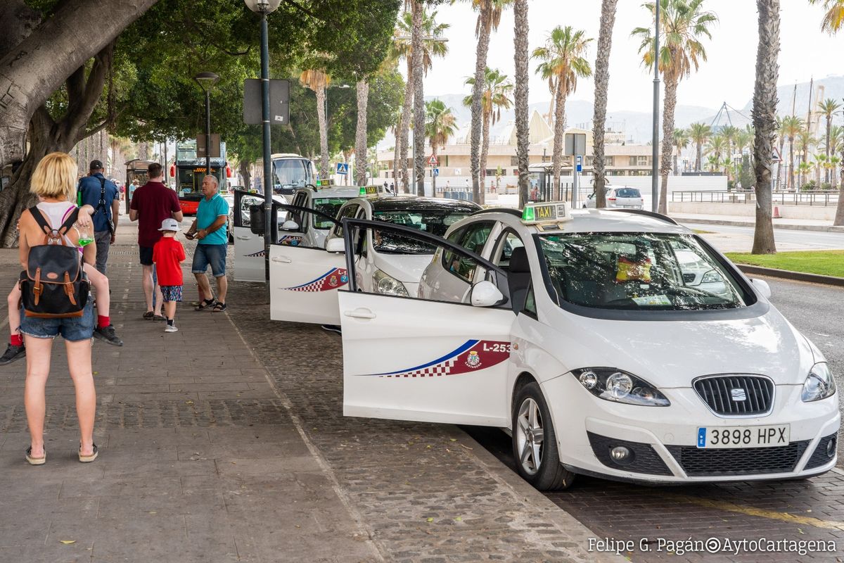 Taxis en la parada del Puerto