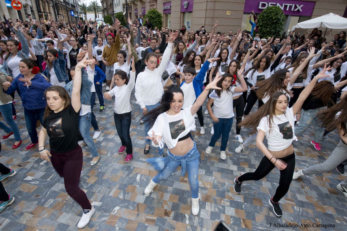 Imagen de una flashmob realizada en ediciones anteriores por el Da de la Danza
