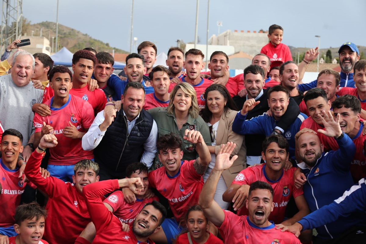La alcaldesa con la Deportiva Minera celebrando el ascenso