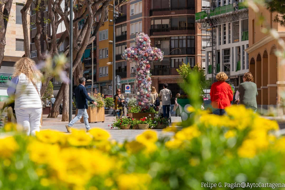 Instalacin floral en la plaza Juan XXIII para las Cruces de Mayo de Cartagena.