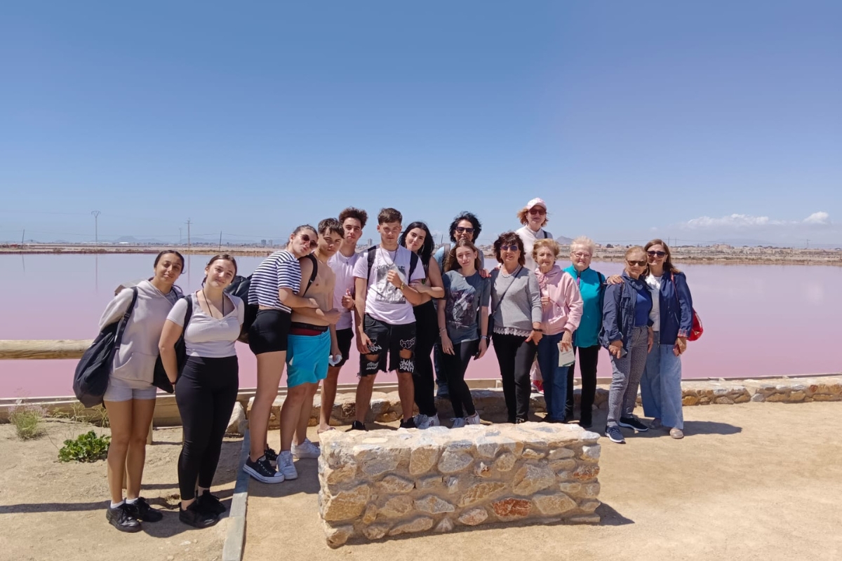 Jvenes y mayores comparten una visita a las Salinas de San Pedro del Pinatar