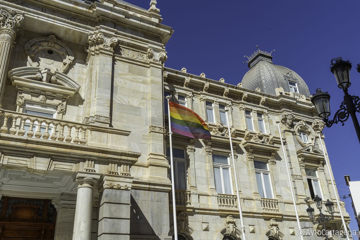 Bandera LGTBI a las puertas del Palacio Consistorial