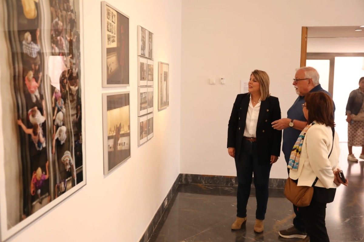 Visita de la alcaldesa Noelia Arroyo a la exposicin Lux Petrae II