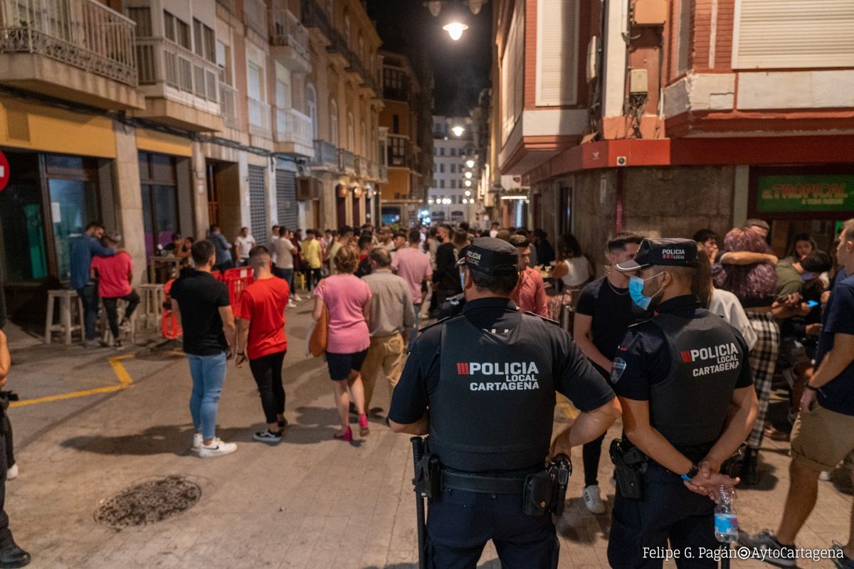 Agentes de Policía Local controlando las calles en fiestas