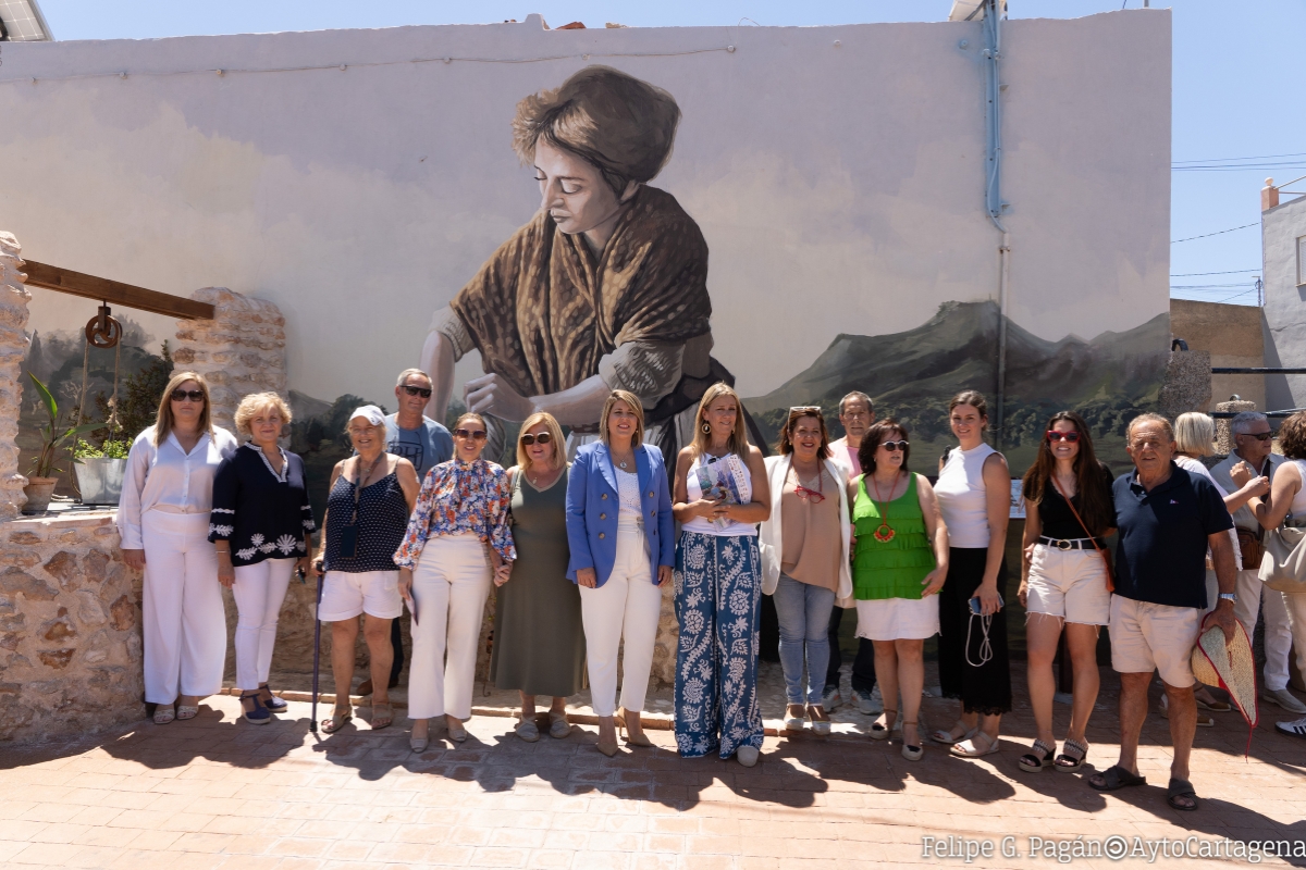 	Los Daz, Los Corteses y Los Roses comienzan sus Fiestas de San Juan inaugurando el Rincn del Aljibe y el nuevo mural de cermica