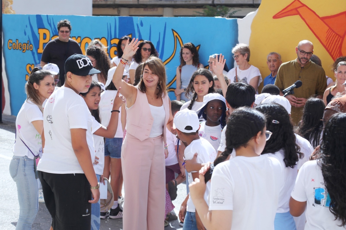 Imagen de archivo de la edil Cristina Mora en el Colegio Patronato durante la clausura de la escuela de verano municipal y estrena un mural en la calle Saura
