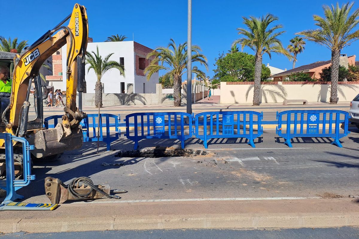 Reparación de un socavón en la Gran Vía de La Manga