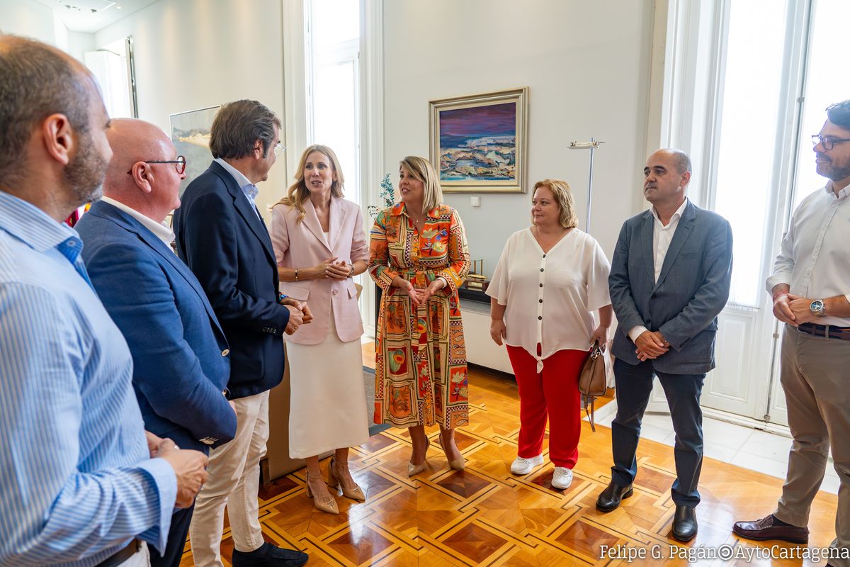 La alcaldesa y la consejera de empresa con concejales y representantes del mbito econmico y empresarial con los que se ha consensuado la creacin de la oficina de empresas de Cartagena