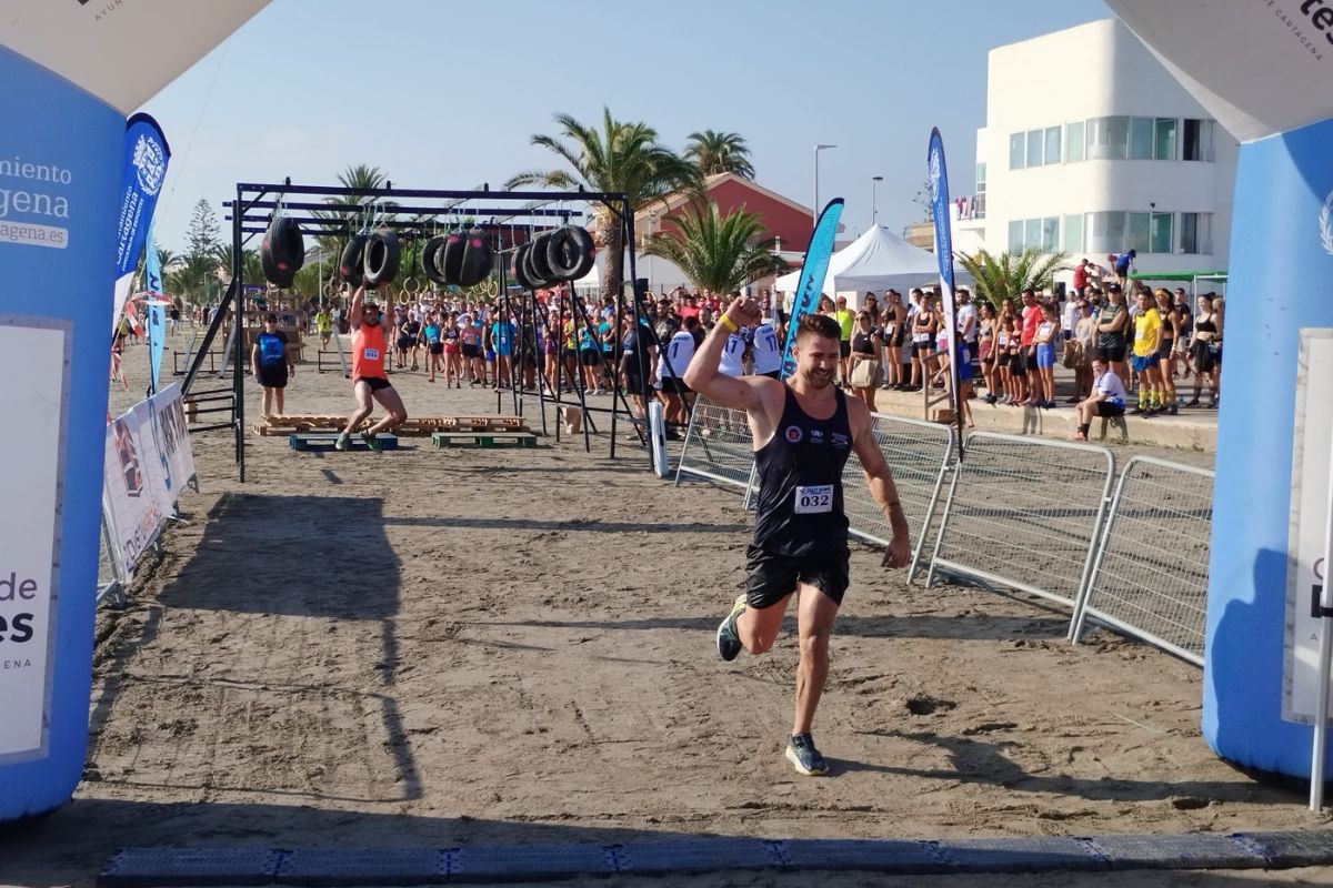 Más de 600 corredores participan en la carrera de obstáculos Crazy Run Mar Menor