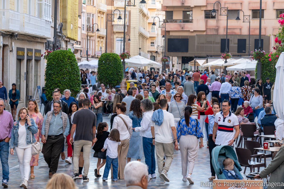 Gente en la calle Puerta de Murcia de Cartagena
