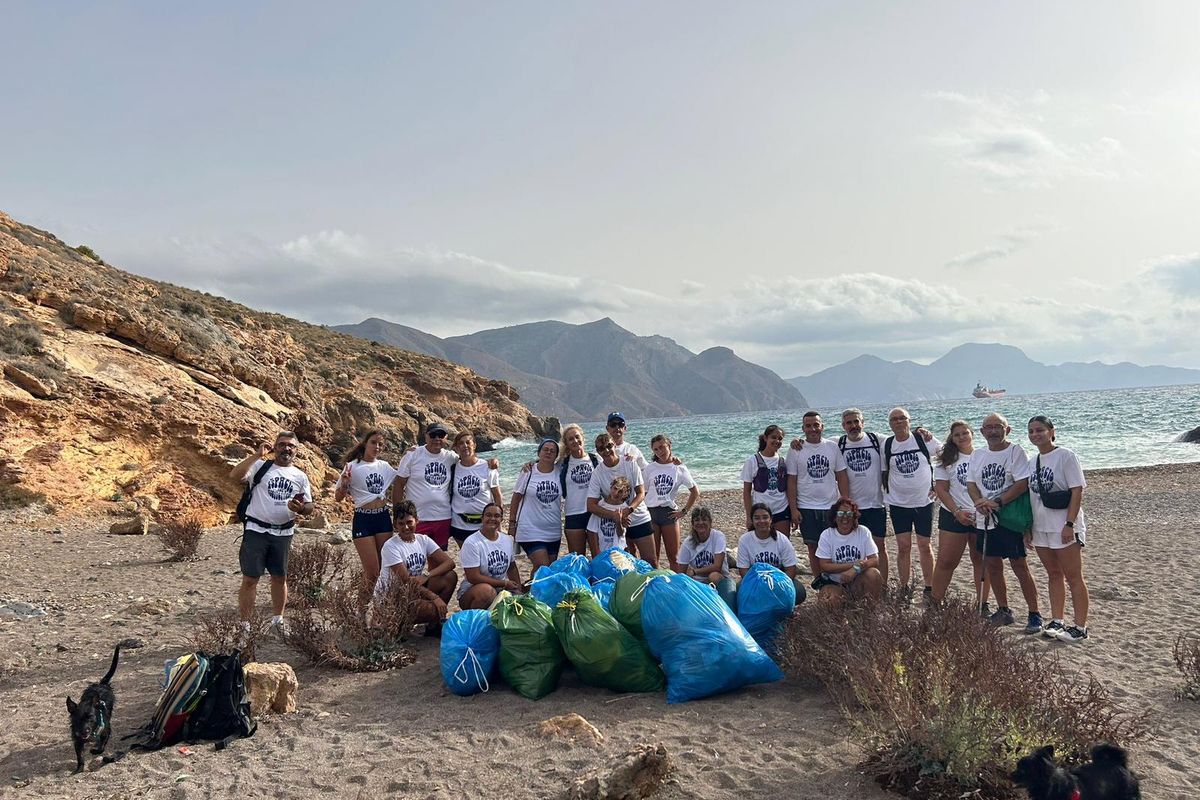 A través del Servicio del Litoral esta semana se han limpiado las calas de Boletes y de Salitrona, con motivo del final de la temporada estival