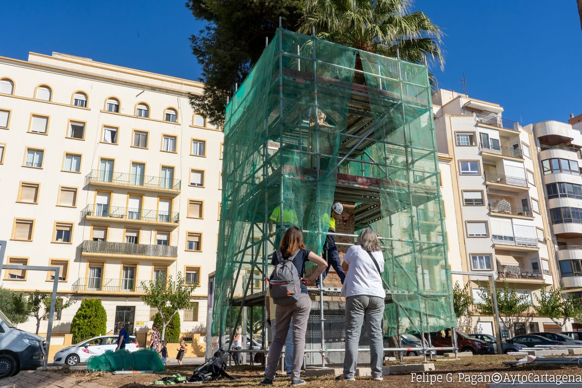 Trabajos de limpieza y consolidacin del monumento de Cristbal Coln en la Muralla de Carlos III